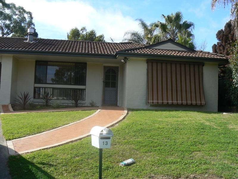 13 Canary Close, St Clair NSW 2759