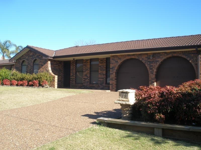19 Windrush Cct, St Clair NSW 2759