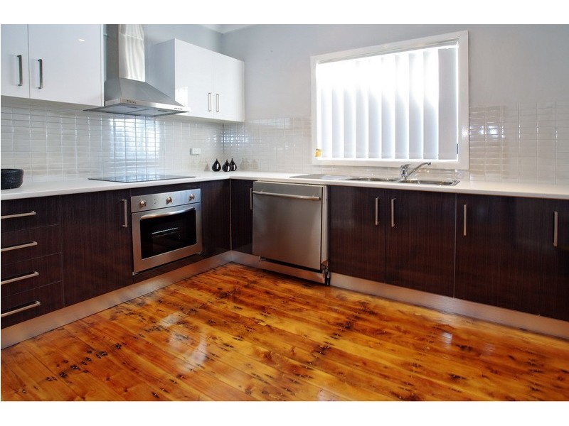 284 Northcliffe Drive, Lake Heights NSW 2502
