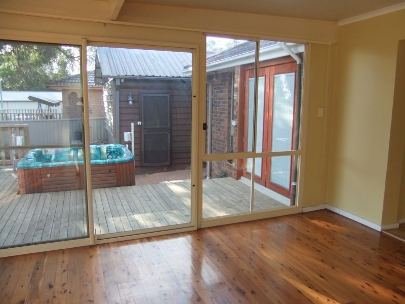 17 Fraser Crescent, Albion Park NSW 2527
