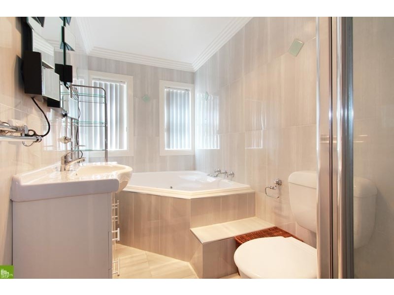 8 John Street, Mount Saint Thomas NSW 2500