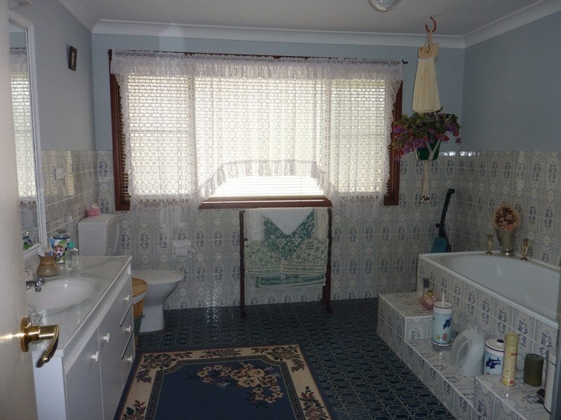 32 Cuthbert Drive, Mount Warrigal NSW 2528