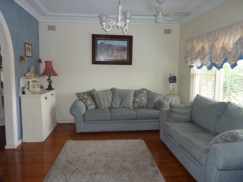 2 William Street, Unanderra NSW 2526