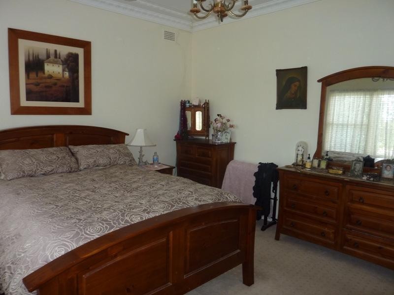 2 William Street, Unanderra NSW 2526