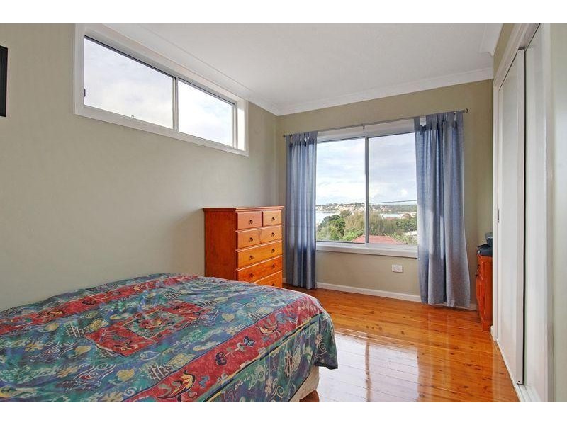 18 Canberra Road, Lake Heights NSW 2502