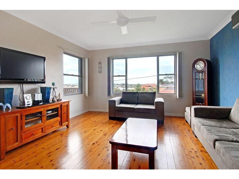 18 Canberra Road, Lake Heights NSW 2502