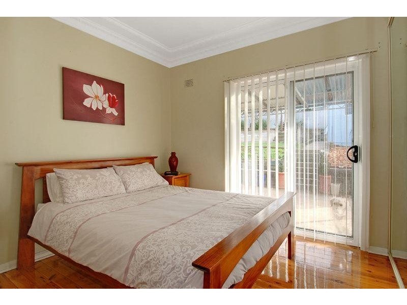 18 Canberra Road, Lake Heights NSW 2502