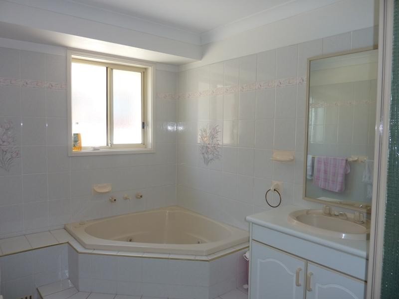 20 Lake Heights Road, Lake Heights NSW 2502