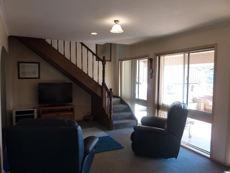 8 Cleary Avenue, Kanahooka NSW 2530