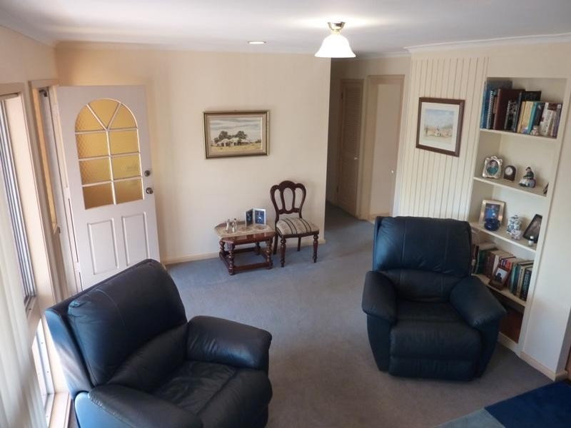 8 Cleary Avenue, Kanahooka NSW 2530