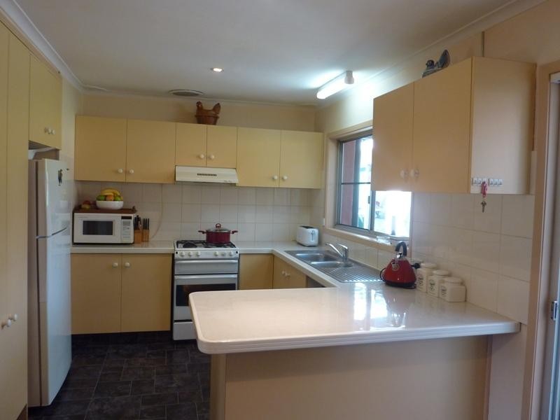 8 Cleary Avenue, Kanahooka NSW 2530