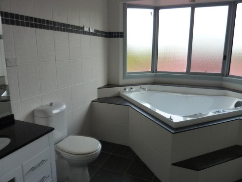 1 Loftus Drive, Barrack Heights NSW 2528