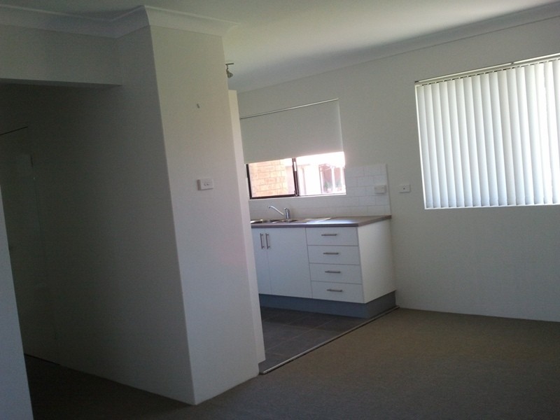 2/37 Roberts Ave, Barrack Heights NSW 2528