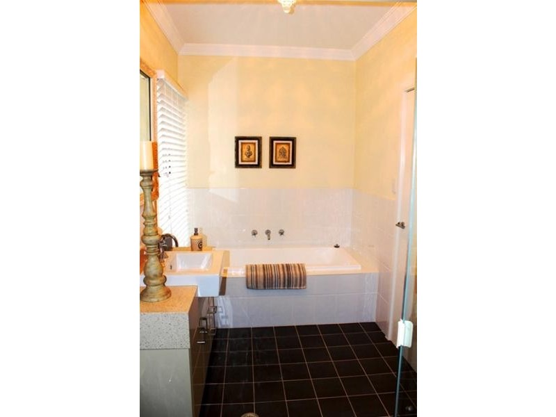 36 Broughton Avenue, Tullimbar NSW 2527