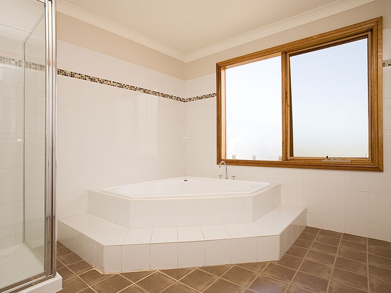 66 Rondanella Drive, Kanahooka NSW 2530