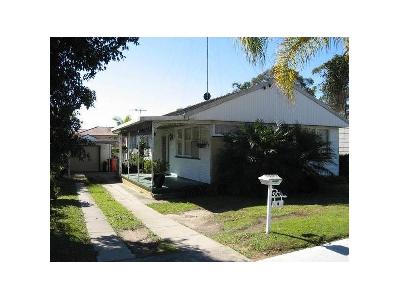 10 Gladgunson Drive, Eleebana NSW 2282