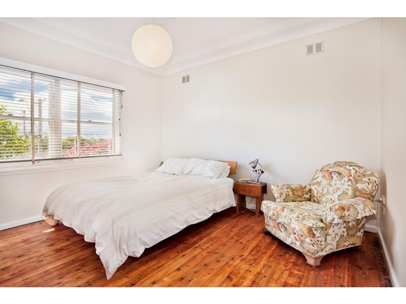 115 Barrenjoey Rd, Mona Vale NSW 2103