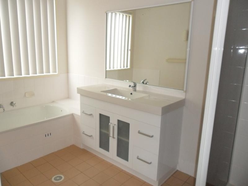 2/8 Hillcrest Road, Quakers Hill NSW 2763