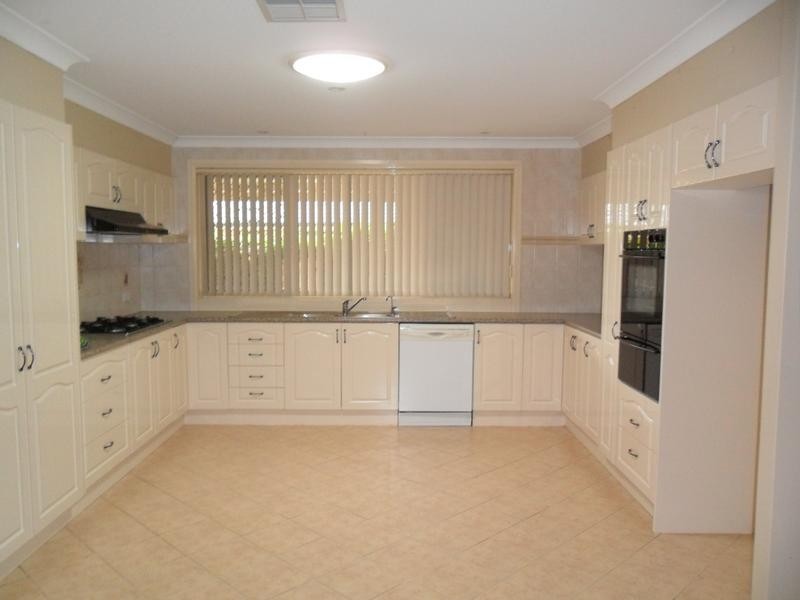 35 Whitehaven Ave, Quakers Hill NSW 2763