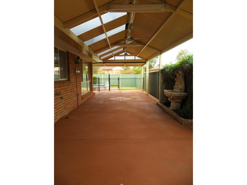 35 Whitehaven Ave, Quakers Hill NSW 2763