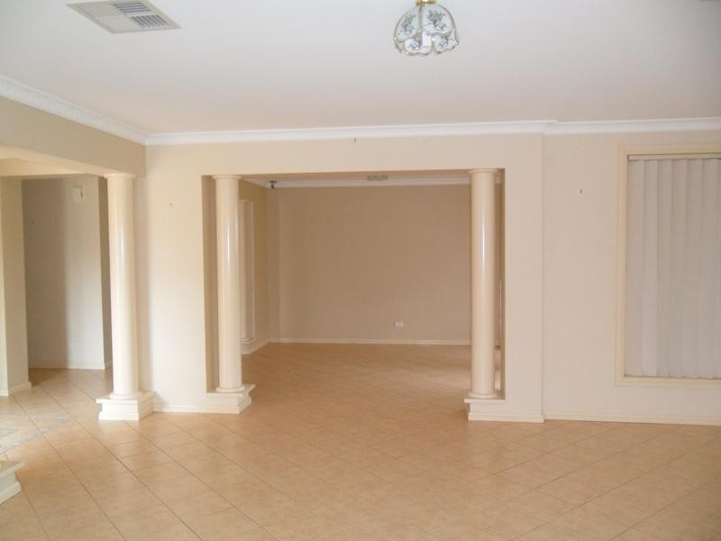 35 Whitehaven Ave, Quakers Hill NSW 2763