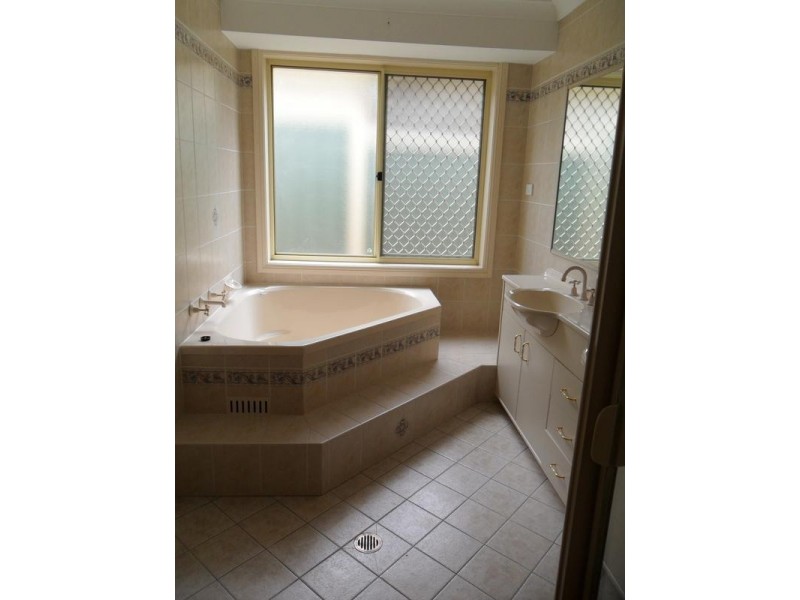 35 Whitehaven Ave, Quakers Hill NSW 2763