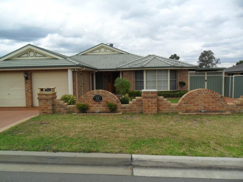 35 Whitehaven Ave, Quakers Hill NSW 2763