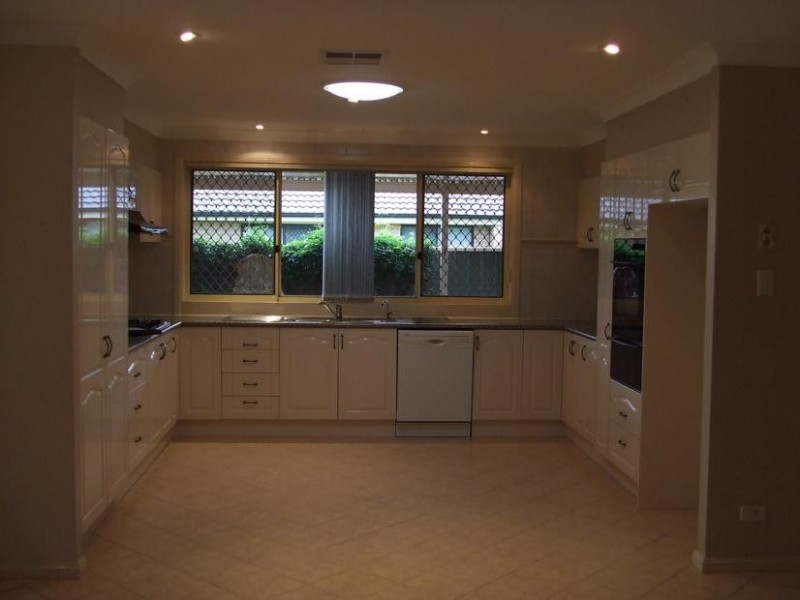 35 Whitehaven Ave, Quakers Hill NSW 2763