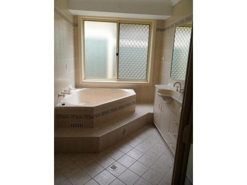 35 Whitehaven Ave, Quakers Hill NSW 2763