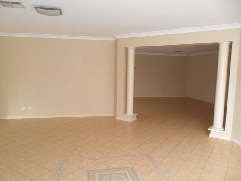 35 Whitehaven Ave, Quakers Hill NSW 2763