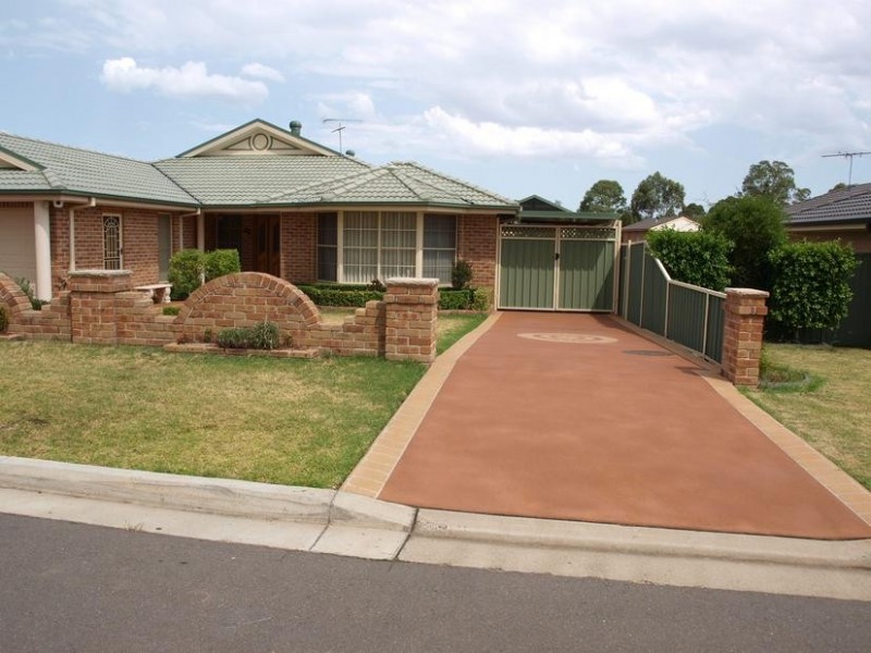 35 Whitehaven Ave, Quakers Hill NSW 2763