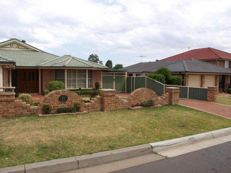 35 Whitehaven Ave, Quakers Hill NSW 2763