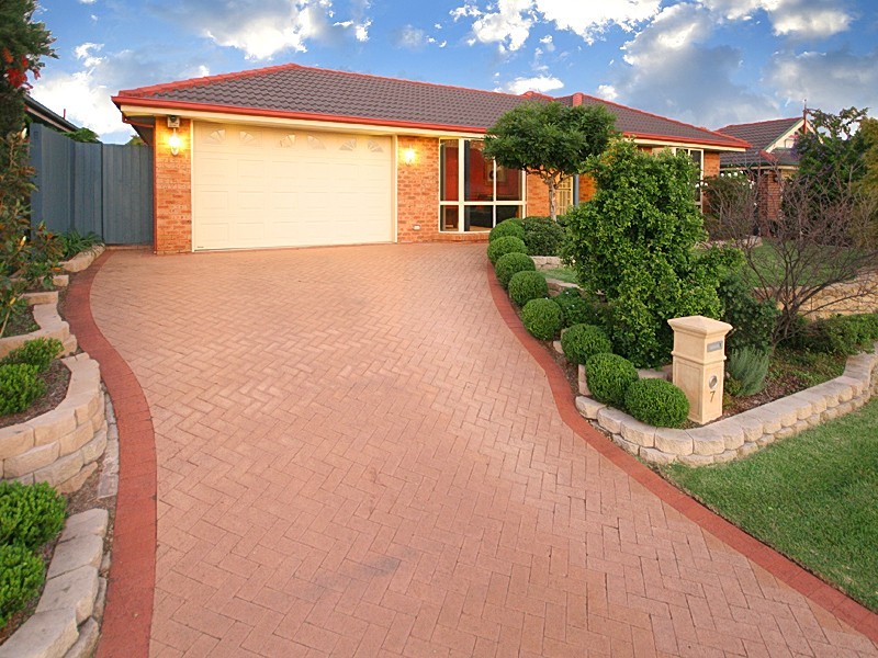 7 Woburn Place, Glenmore Park NSW 2745