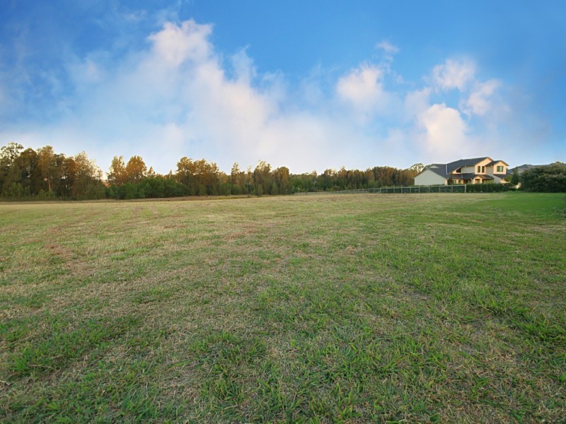 8 Portrush Cres, Luddenham NSW 2745