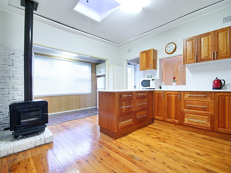 63 Bringelly Rd, Kingswood NSW 2747