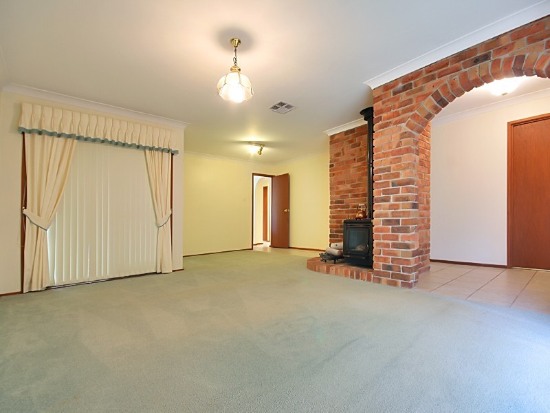 4 Don Close, St Clair NSW 2759