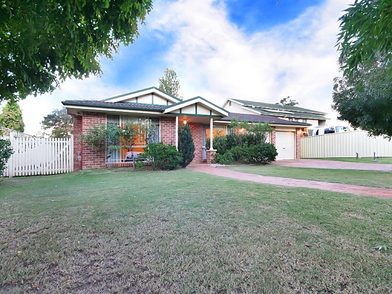 8 Devaney Avenue, Glenmore Park NSW 2745
