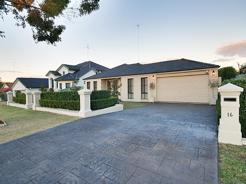 16 St Andrews Drive, Glenmore Park NSW 2745