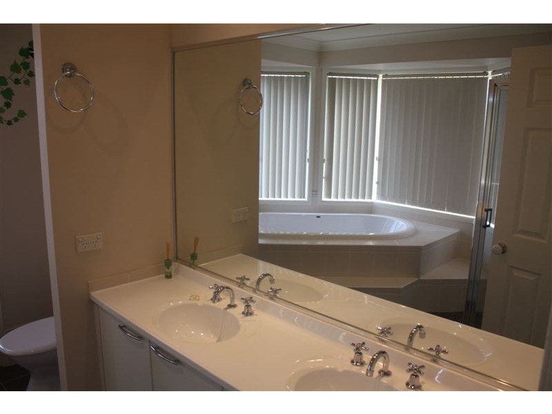 5 Broadlands Avenue, Glenmore Park NSW 2745