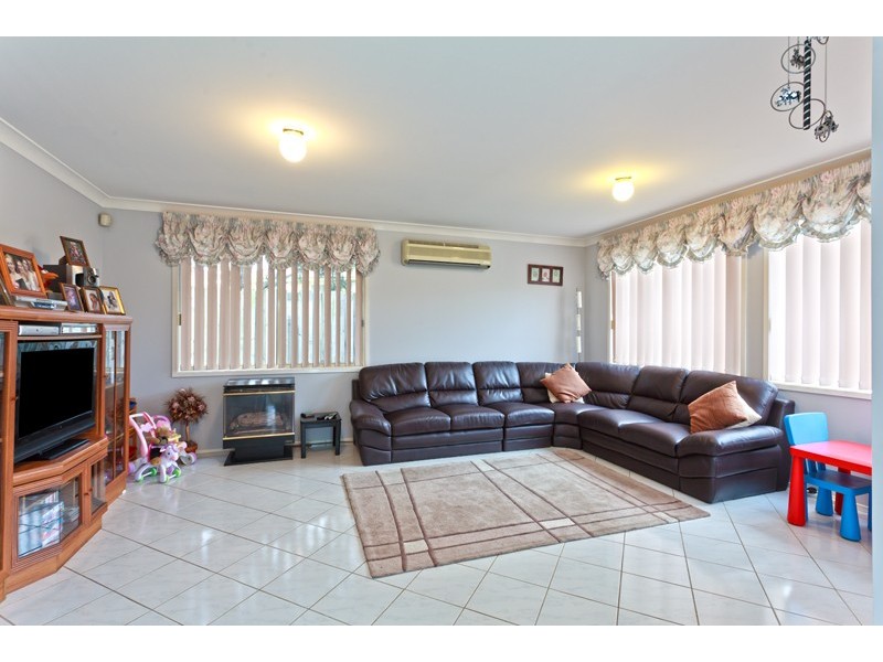 27 Muru Drive, Glenmore Park NSW 2745
