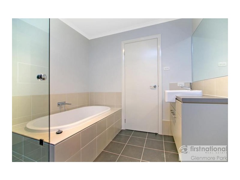 101 Ridgetop Drive, Glenmore Park NSW 2745