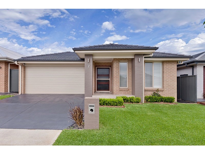 7 Risus Avenue, Glenmore Park NSW 2745