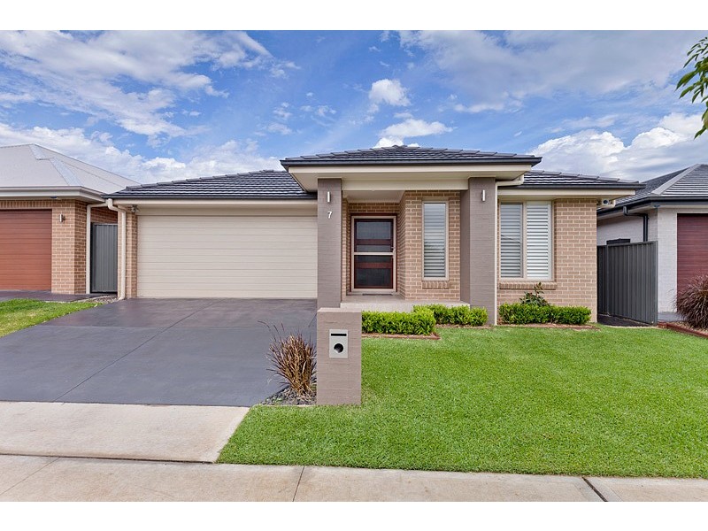 7 Risus Avenue, Glenmore Park NSW 2745