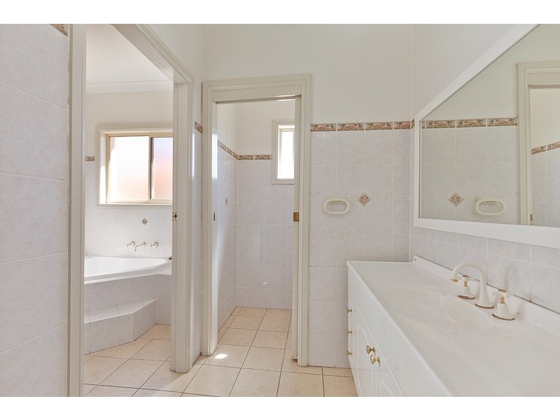 18 Lakewood Terrace, Glenmore Park NSW 2745