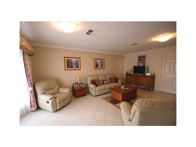 15 Dara Crescent, Glenmore Park NSW 2745