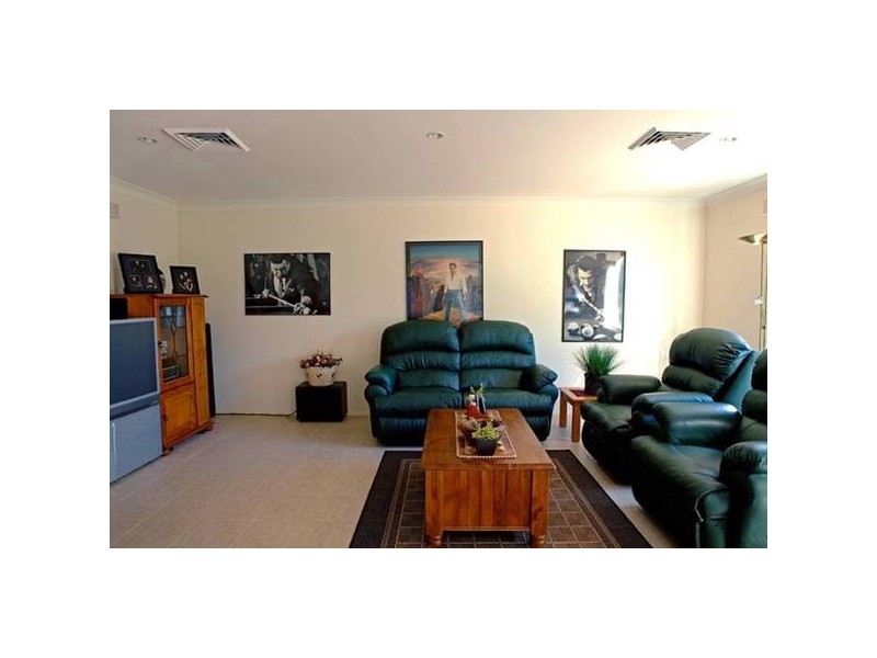 15 Turnberry Crescent, Glenmore Park NSW 2745