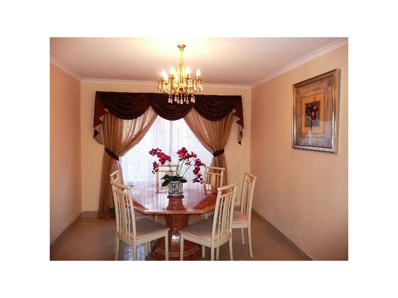 4 Cowan Cl, Seven Hills NSW 2147