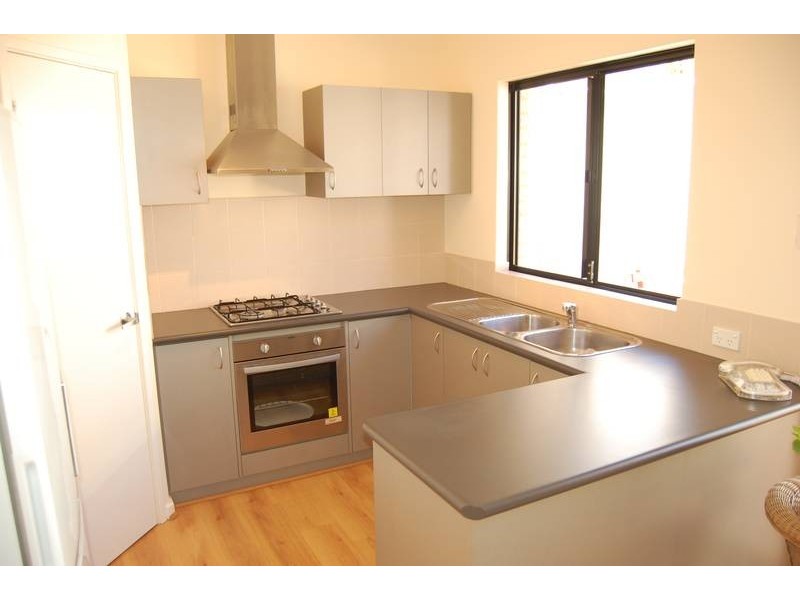 8A POYNINGS ST, Westminster WA 6061