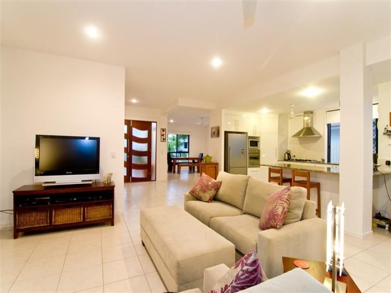 8 Barbuda Circuit, Kawana Island QLD 4575