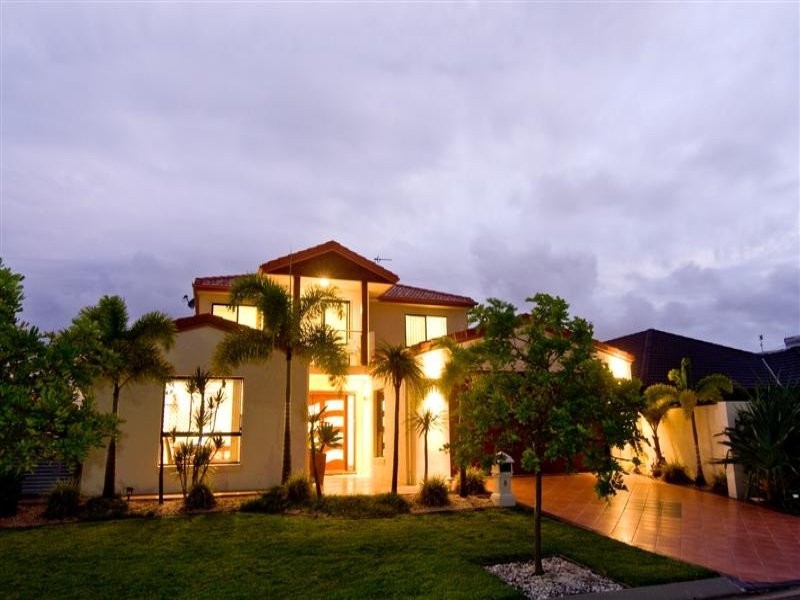 8 Barbuda Circuit, Kawana Island QLD 4575